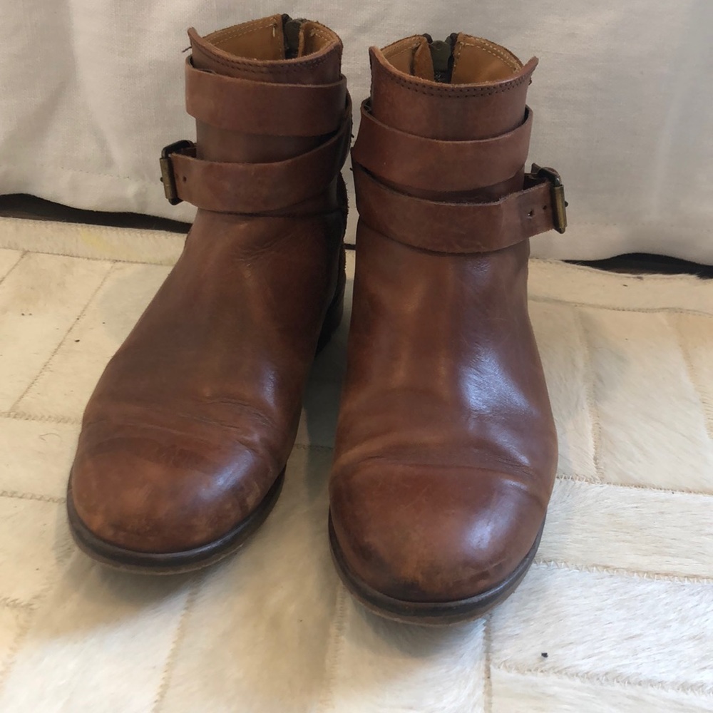 Brown boot. Suede and leather